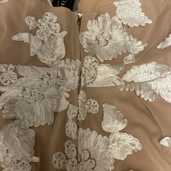 Women’s beige and white dress - Picture 4 of 7